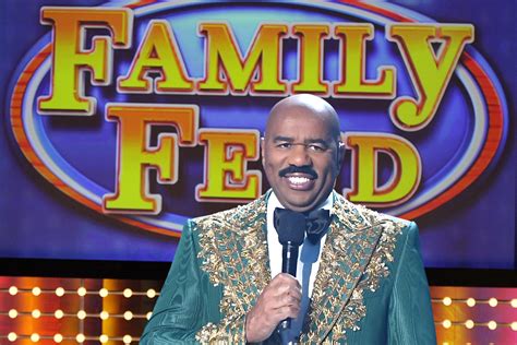 Steve Harveys fans gush over Family Feud hosts holiday photo。